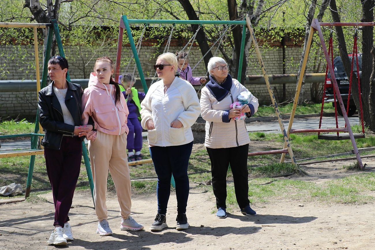 Владимир Ли помогает с обустройством детской площадки